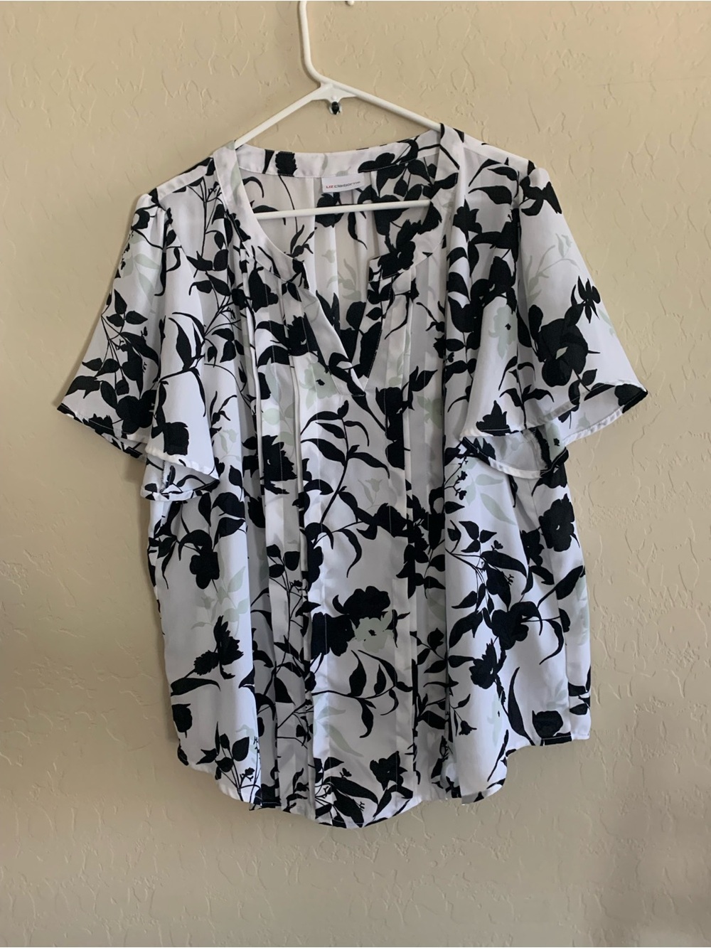 Liz Claiborne Black and White Floral V-Neck Blouse With Flutter Sleeves Size 1X